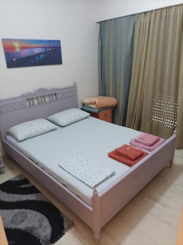 um quarto com uma cama num quarto em Alimos Apartment em Atenas