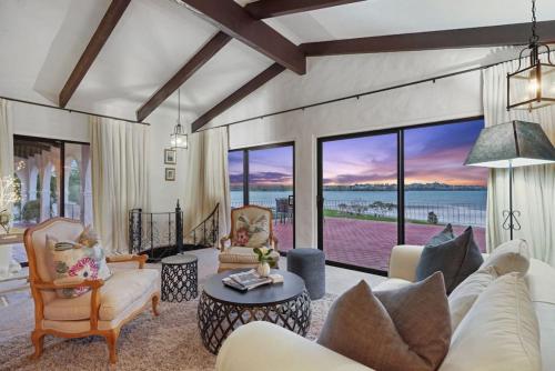 O zonă de relaxare la Magnificent Beachfront Mansion - Pool - Fireplace