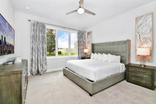 キシミーにあるCozy Condo near Disney w Hotel Amenities - 7770 - 23-109のベッドルーム(ベッド1台、窓付)