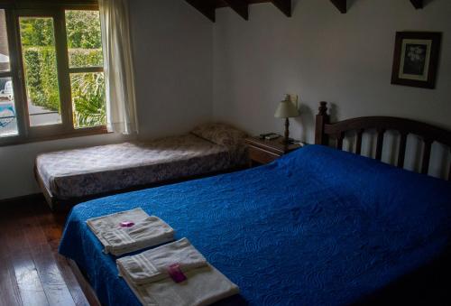 a bedroom with two beds and a window at Cabañas Monteolivos in Merlo