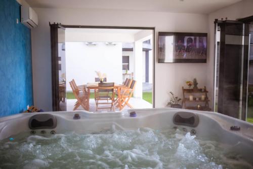 Televízia a/alebo spoločenská miestnosť v ubytovaní Villa Spa Heaven