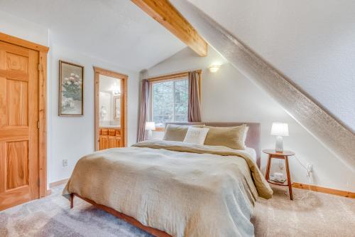um quarto com uma cama e uma escada em Cozy Cabin em Rhododendron