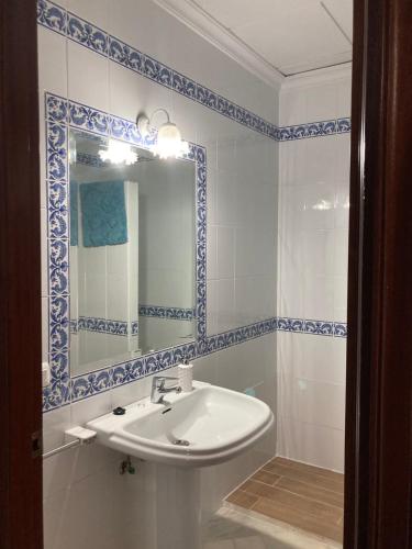 bagno con lavandino e specchio di Duplex Santamaria a Carmona