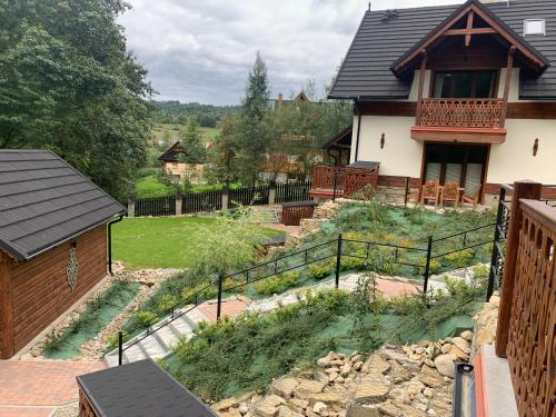 an aerial view of a house with a yard at Maison de Pieniny in Jaworki