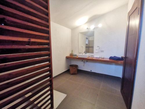 a bathroom with a sink and a mirror at Gatun Lake Lodge Hotel in Pueblo Nuevo