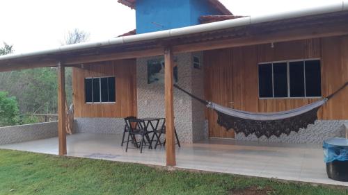 uma rede de descanso num pátio de uma casa em Chalé Estância da Mata Nobres MT em Nobres