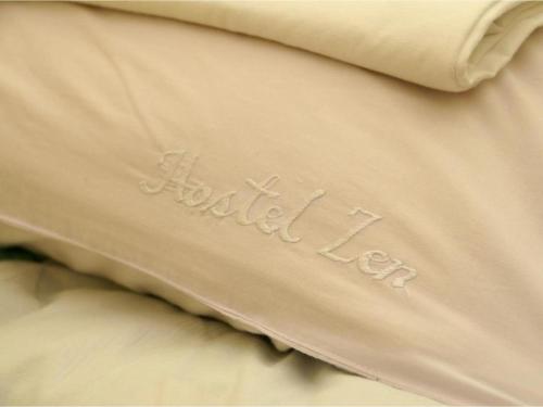 a blanket with the word hello left written on it at Hostel Zen - Vacation STAY 91867v in Yokohama