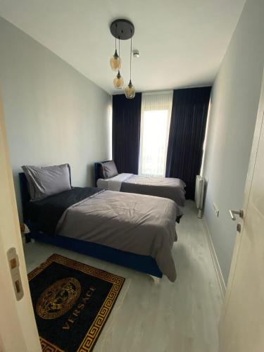 1 Schlafzimmer mit 2 Betten und einem Fenster in der Unterkunft Burgaz in Esenyurt