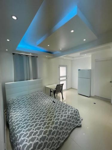 1058 Modern Apt 7 في سان خوان: غرفة نوم بسرير وسقف ازرق