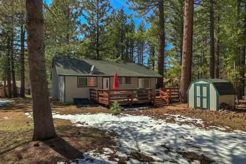 une cabane dans les bois avec de la neige au sol dans l'établissement 1763 Saponi Street home, à South Lake Tahoe