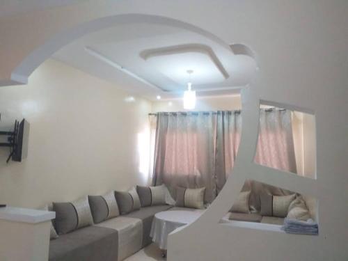 a white living room with a couch in a room at Appartement à louer Tiznit 1 in Tiznit