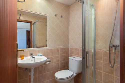 a bathroom with a toilet, sink and shower at Santuari de Cura in Randa