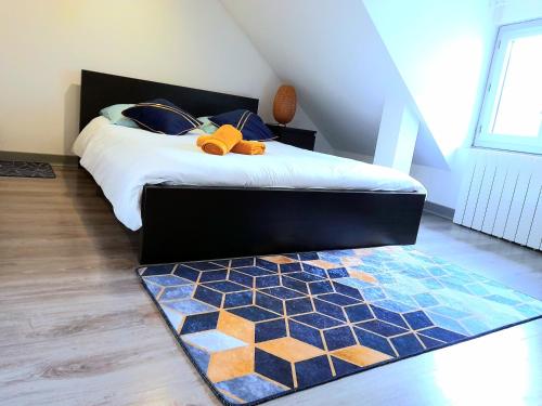 Un dormitorio con una cama con un osito de peluche. en L'Orée du Marais - Paisible maison centre-ville en Bourges