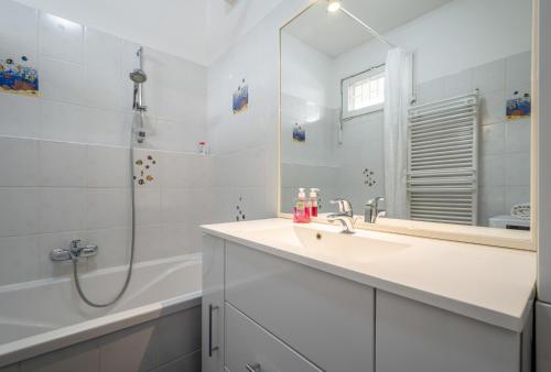 A bathroom at Santos 1214 Apartment