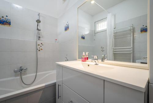 Un baño blanco con lavabo y ducha en Santos 1214 Apartment, en Budapest