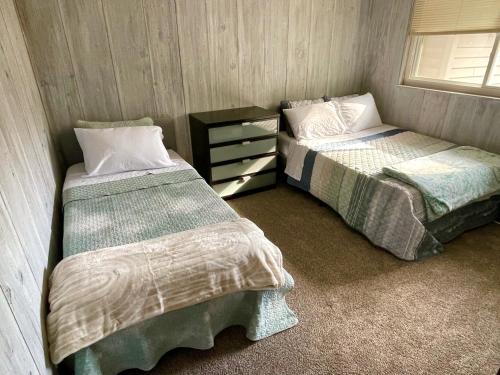 Llit o llits en una habitació de Fishing bungalow on the water w/private dock