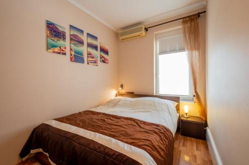 Un dormitorio pequeño con una cama y una ventana. en Santos 1214 Apartment, en Budapest