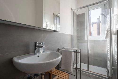 y baño con lavabo blanco y ducha. en Ca' Giorgia Balcony House, en Venecia