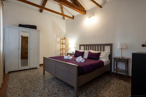 ヴェネツィアにあるCa' Giorgia Balcony Houseのベッドルーム1室(ベッド1台、タオル2枚付)