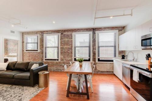 Coin salon dans l'établissement Modern in Historic Shell in the Heart of Downtown!