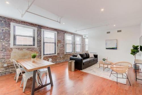 Sophisticated Apartment Downtown – Photos 2