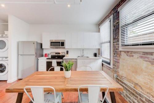 Sophisticated Apartment Downtown – Photos 3
