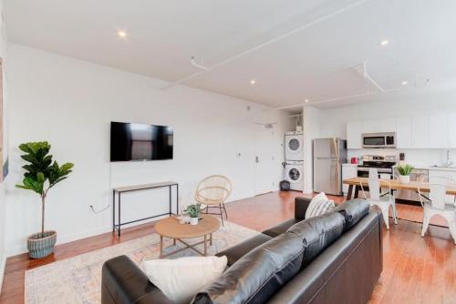Sophisticated Apartment Downtown – Photos 4