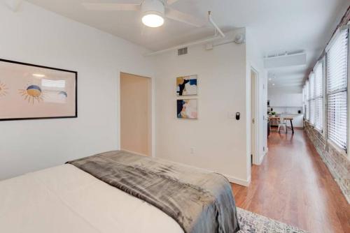 - une chambre blanche avec un lit et un couloir dans l'établissement Sophisticated Apartment Downtown, à Memphis