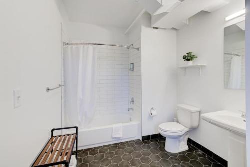 La salle de bains est pourvue de toilettes, d'une douche et d'un lavabo. dans l'établissement Sophisticated Apartment Downtown, à Memphis