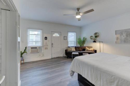 uma sala de estar com uma cama e um sofá em Stunning Memphis Neighborhood Guest House em Memphis