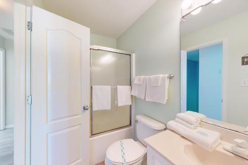 y baño con lavabo, aseo y espejo. en Sun & Sea, en Gulf Shores