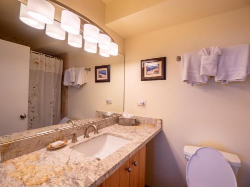 Ένα μπάνιο στο Top Floor Oceanfront location with great swimming and snorkeling MKM809