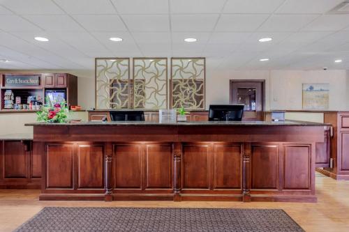 a large wooden bar in a large room at Best Western Plus Dubuque Hotel and Conference Center in Dubuque