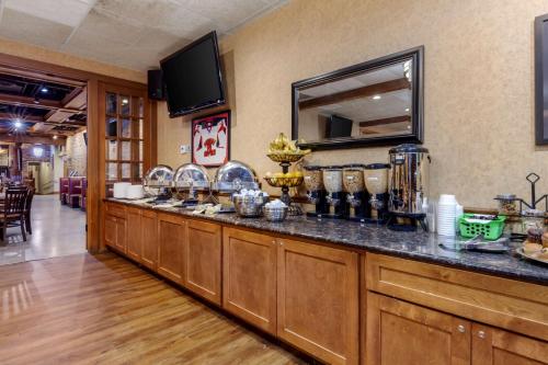 a bar in a restaurant with a counter with a mirror at Best Western Plus Dubuque Hotel and Conference Center in Dubuque