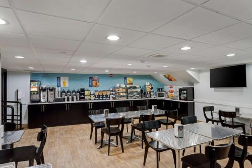 a restaurant with tables and chairs and a counter at Best Western Plus Brooklyn Bay Hotel in Brooklyn