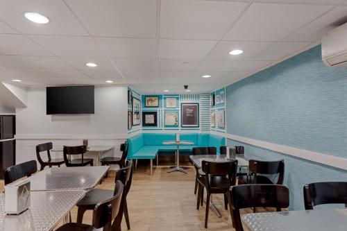 a dining room with tables and chairs and a flat screen tv at Best Western Plus Brooklyn Bay Hotel in Brooklyn