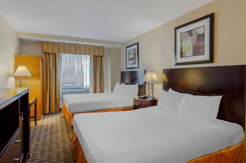 a hotel room with two beds at Best Western Plus Brooklyn Bay Hotel in Brooklyn