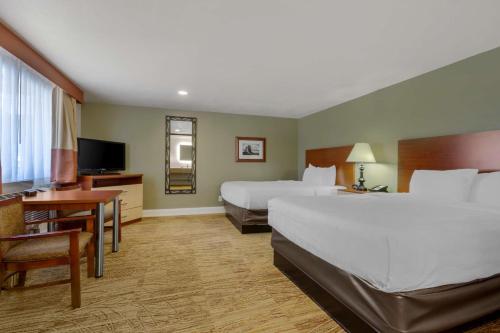 Habitación de hotel con 2 camas y TV en Best Western Red Hills, en Kanab