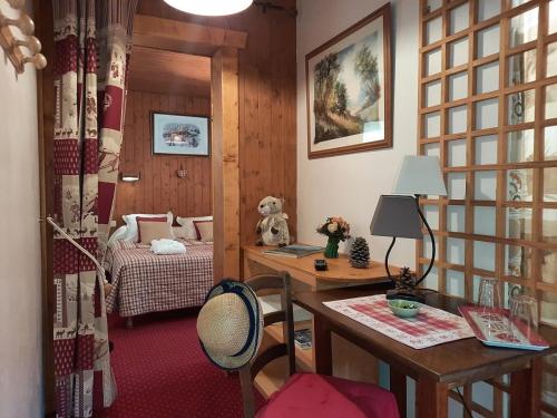 Ένα ή περισσότερα κρεβάτια σε δωμάτιο στο Hôtel Les Triolets