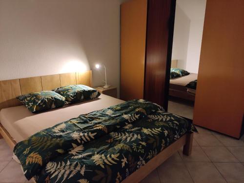 ルクセンブルクにあるchez WFのベッドルーム1室(ベッド2台、鏡付)