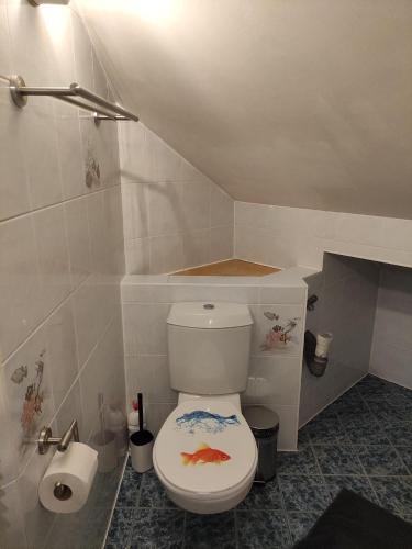 chez WF في لوكسمبورغ: حمام مع مرحاض مرسوم عليه سمك