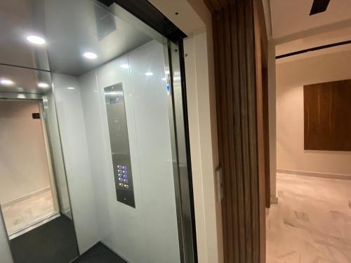 um elevador num quarto com uma porta de vidro em Modern 1 BR, 1min from Downtown Anoual Tramway em Casablanca