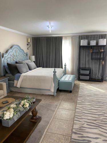 a bedroom with a bed and a living room at Hermosa Flor apartment( Duplex). in Pensacola