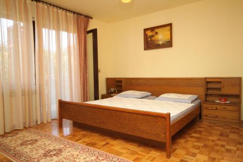 - une chambre avec un lit et une grande fenêtre dans l'établissement Apartments and rooms with parking space Porec - 6917, à Poreč