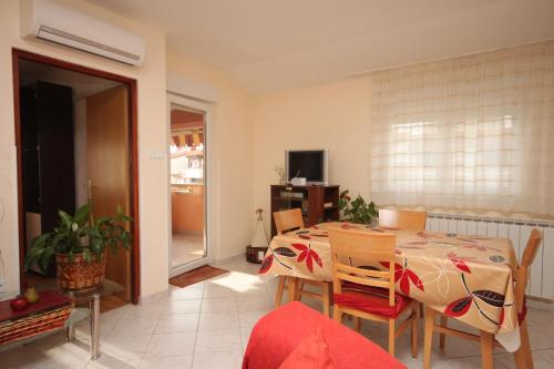 Apartments with a parking space Pula - 7340