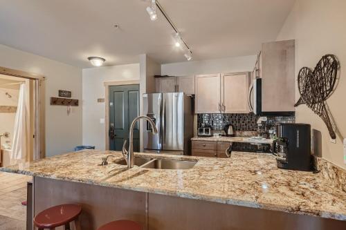 Kjøkken eller kjøkkenkrok på Copper Springs 320 condo