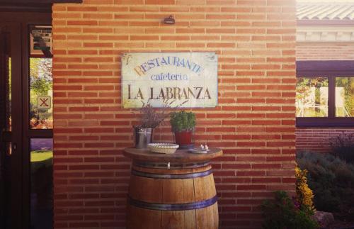a sign on the side of a brick building at Spa Complejo Rural Las Abiertas in San Bartolomé de las Abiertas