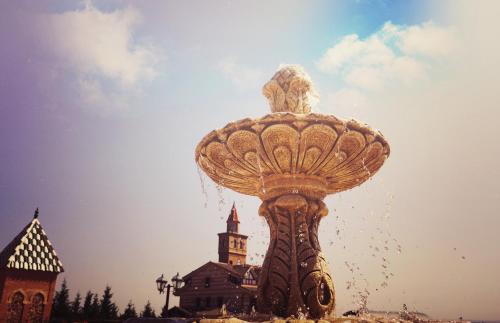 a large fountain in front of a building at Spa Complejo Rural Las Abiertas in San Bartolomé de las Abiertas