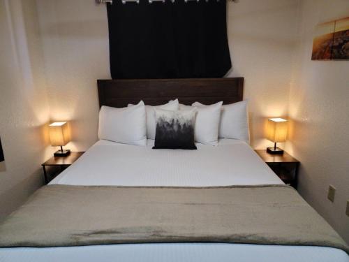 a bedroom with a large bed with two lamps at 070A Grand Canyon Studio with Kitchenette, Accommodates 4 in Valle