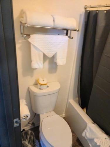 a small bathroom with a toilet and towels at 070A Grand Canyon Studio with Kitchenette, Accommodates 4 in Valle